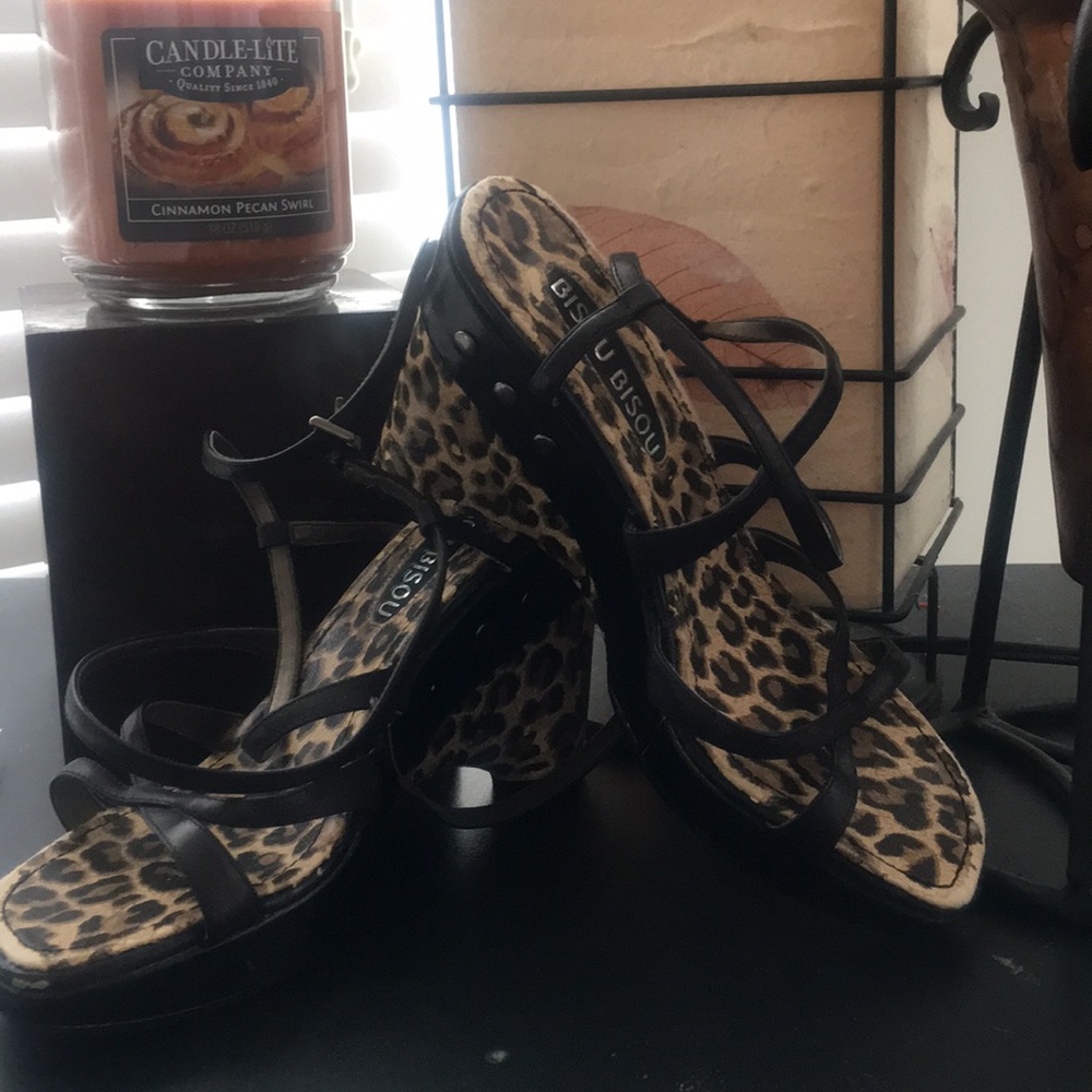 High heel leopard shoe